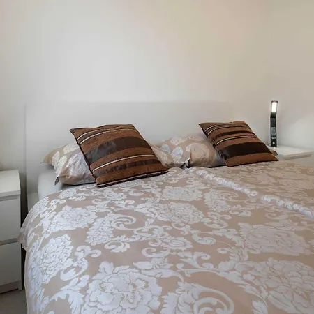 Apartman Three Bedroom With Sea View And Balcony *