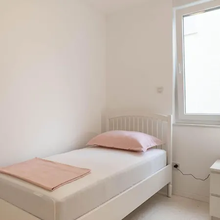 Apartman Three Bedroom With Sea View And Balcony Povljana