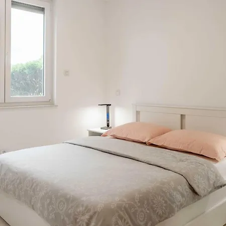 Three Bedroom With Sea View And Balcony Povljana