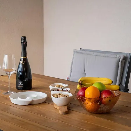Apartman Three Bedroom With Sea View And Balcony