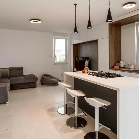 Three Bedroom With Sea View And Balcony Apartman *