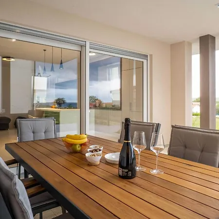 Three Bedroom With Sea View And Balcony *
