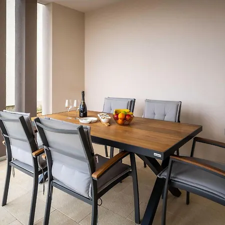 Apartman Three Bedroom With Sea View And Balcony *