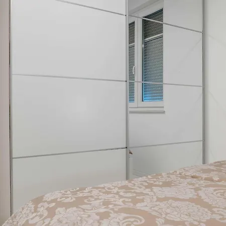 Three Bedroom With Sea View And Balcony *