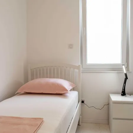 Three Bedroom With Sea View And Balcony * Povljana