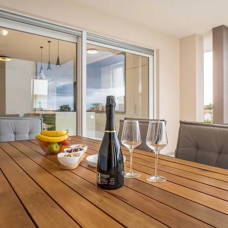 Three Bedroom With Sea View And Balcony Povljana